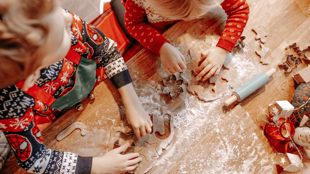 Enfants préparant des sablés de Noël à l'emporte pièce